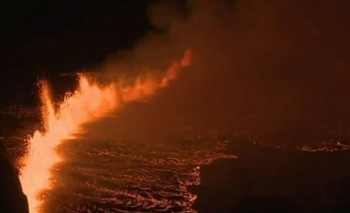 নীলাভ বরফের উপর কালো ছাইয়ের স্তূপও চোখে পড়েছে। কোথাও কোথাও মানুষ জড়ো হয়েছেন লাভার স্রোতকে চাক্ষুষ করতে। দেশের সরকার যদিও সকলকে সতর্ক করেছে।  ছবি: ভিডিও ফুটেজ থেকে সংগৃহীত।