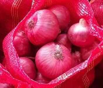 निर्यातबंदीच्या आधी  कांदा 39 ते 40 रुपये प्रति किलो होता. सध्या कांदा 20 ते 21 रुपयांवर गेला आहे.