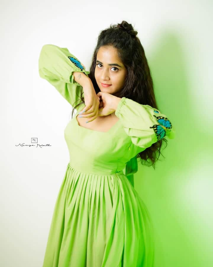 ప్రైవేట్ సాంగ్స్ చేస్తూ.. తన గ్లామర్​ను రోజురోజుకు పెంచుకుంటుంది దీప్తి సునయన.