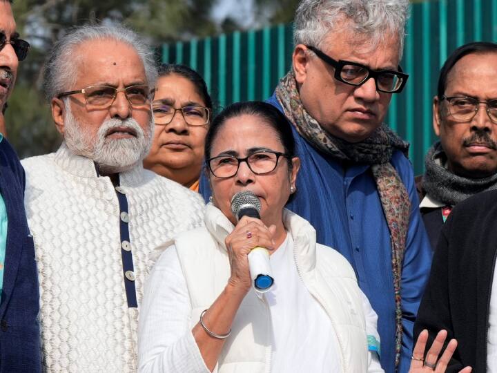 Mamata Banerjee On Jagdeep Dhankhar Mimicry Controversy says We respect everyone not disrespect anyone सभापति की म‍िम‍िक्री करने वाले टीएमसी सांसद के बचाव में आईं ममता बनर्जी, कहा- 'सभी का सम्मान, अनादर...'