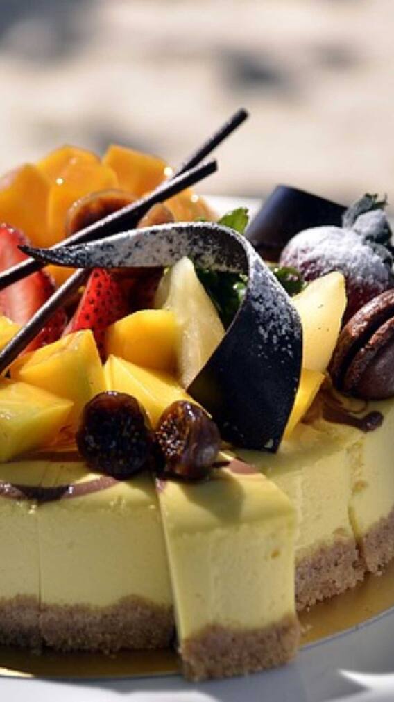 इस मुस्लिम देश में अब केक पर शुभकामनाएं लिखना हराम नहीं