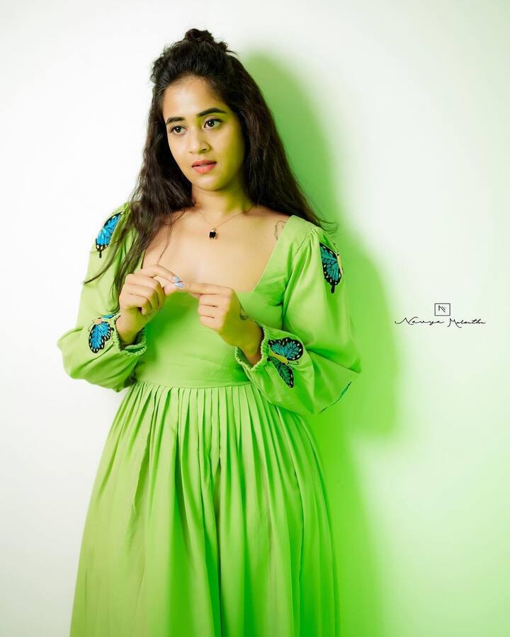 ఆలియాభట్ హెయిర్ స్టైల్ ఫాలో అవుతూ.. పైన హనీబంచ్ వేసి.. కింద హెయిర్ లీవ్ చేసింది.