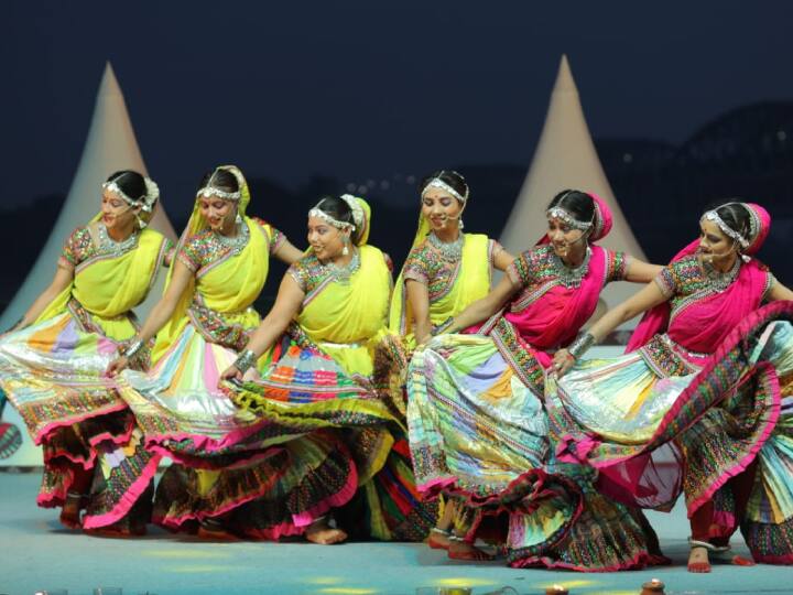 तमिलनाडु से आए यह प्रतिनिधिमंडल काशी तमिल संगमम द्वितीय संस्करण से जुड़े नमो घाट पर हुए आयोजन में भी शामिल हुआ.