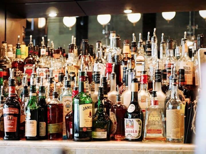 liquor price system know what is the actual price of one bottle इतनी होती है शराब की एक बोतल की असली कीमत, इतने टैक्स सैकड़ों रुपये तक पहुंचा देते हैं दाम