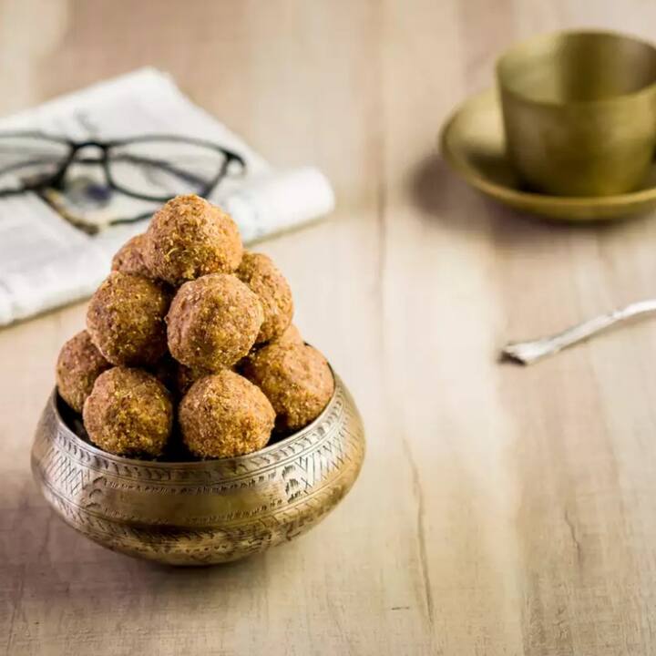 ਖਜੂਰ ਦਾ ਲੱਡੂ ਖਾਣ 'ਚ ਵਧੀਆ ਹੋਣ ਦੇ ਨਾਲ-ਨਾਲ ਸਿਹਤ ਲਈ ਵੀ ਬਹੁਤ ਫਾਇਦੇਮੰਦ ਮੰਨਿਆ ਜਾਣਦਾ ਹੈ। ਕਿਉਂਕਿ ਇਸ 'ਚ ਭਰਪੂਰ ਮਾਤਰਾ 'ਚ ਕੈਲਸ਼ੀਅਮ, ਪੋਟਾਸ਼ੀਅਮ, ਪ੍ਰੋਟੀਨ, ਮੈਂਗਨੀਜ਼, ਮੈਗਨੀਸ਼ੀਅਮ, ਫਾਸਫੋਰਸ, ਜ਼ਿੰਕ, ਵਿਟਾਮਿਨ ਬੀ6, ਵਿਟਾਮਿਨ ਏ ਵਰਗੇ ਤੱਤ ਪਾਏ ਜਾਣਦੇ ਹਨ, ਜੋ ਸਰੀਰ ਨੂੰ ਲੋੜੀਂਦੀ ਊਰਜਾ ਦੇਣ ਦੇ ਨਾਲ ਨਾਲ ਕਈ ਸਿਹਤ ਸਮੱਸਿਆਵਾਂ ਨੂੰ ਦੂਰ ਕਰਨ 'ਚ ਮਦਦ ਕਰਦੇ ਹਨ। ਤਾਂ ਆਓ ਜਾਣਦੇ ਹਾਂ ਖਜੂਰ ਦੇ ਲੱਡੂ ਖਾਣ ਦੇ ਕੀ ਫਾਇਦੇ ਹਨ।