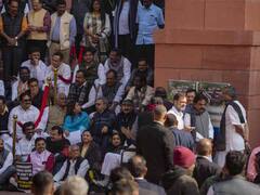 नहीं थम रही सांसदों के निलंबन की बाढ़, सबसे ज्यादा कांग्रेस के हुए सस्पेंड, सदन में किस पार्टी के कितने सांसद बचे?