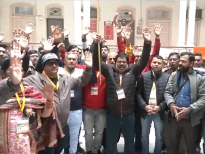 Hindu pilgrims left for Pakistan with tilak on their forehead and trident in hands chanting Har Har Mahadev Punjab: माथे पर तिलक, हाथों में त्रिशूल लिए हर-हर महादेव का नारा लगाते हुए पाकिस्तान की तरफ रवाना हुए भक्त