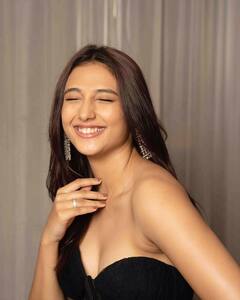 Ritika Nayak Photos : రితికా నాయక్ హాట్​ ఫోటోషూట్.. క్యూట్ ఎక్స్​ప్రెషన్స్