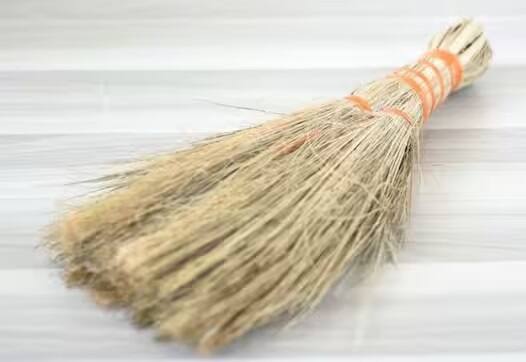 શનિવારે, સાવરણી અથવા ચંપલને ઉલટા ક્રમથી બાળક પરથી વખત ફેરવો આ પછી, દરવાજાના ઉંબરા પર ચપ્પલ અથવા સાવરણીને ત્રણ વખત અથડાવીને ત્યાં જ છોડી દો. ખરાબ નજર દૂર કરવા માટેનો આ પરંપરાગત ઉપાય પણ અસરકારક માનવામાં આવે છે.