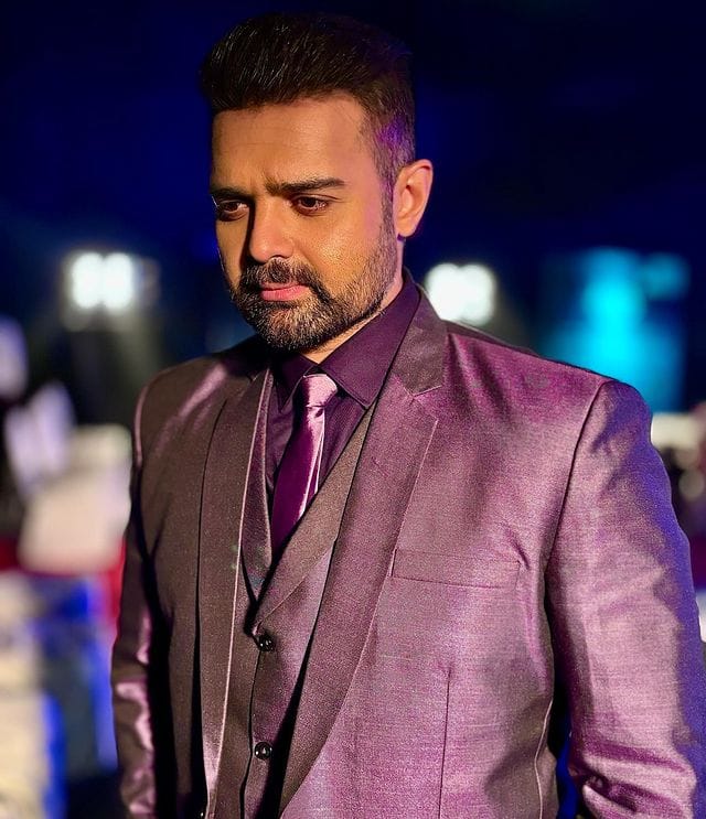 आज हम आपको एक सुपरस्टार पिता के सुपरफ्लॉप बेटे के बारे में बताने जा रहे हैं, जिन्होंने अपने 15 साल के करियर में सिर्फ एक हिट फिल्म दी है. वो कोई और नहीं बल्कि मिथुन चक्रवर्ती के बेटे मिमोह चक्रवर्ती उर्फ महाक्षय चक्रवर्ती हैं.