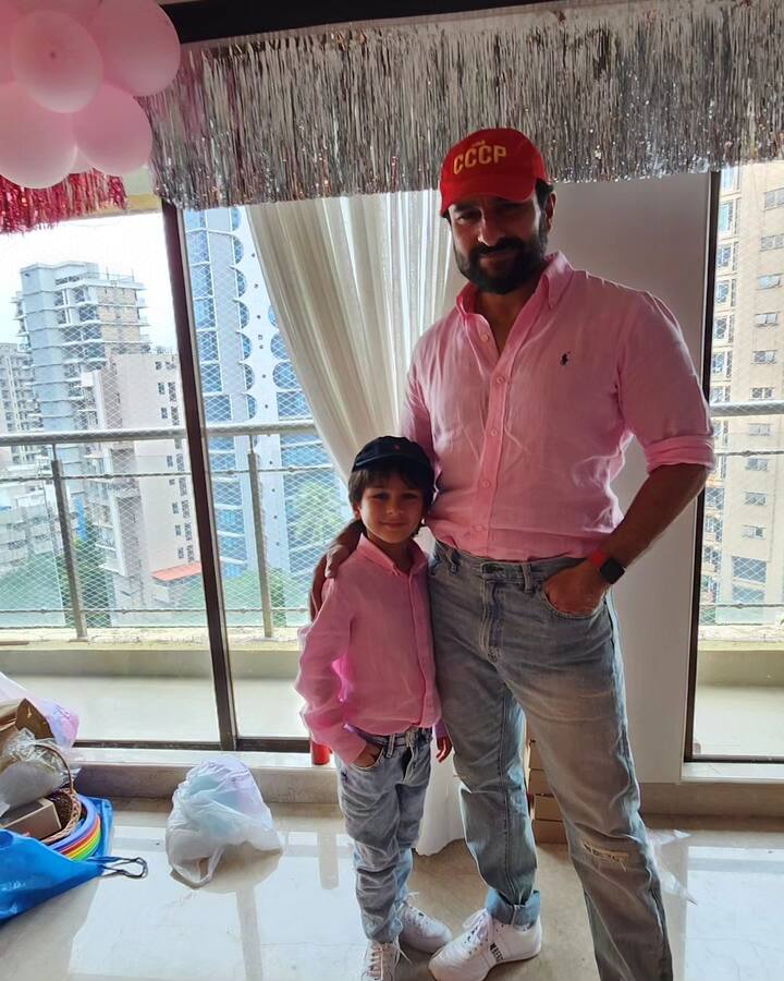 इस फोटो में तैमूर अपने अब्बा सैफ के साथ ट्विनिंग कर पोज देते नजर रहे हैं. इस फोटो को देख कर लग रहा है कि बर्थडे पर पिंक ड्रेस कोड रखा गया है.