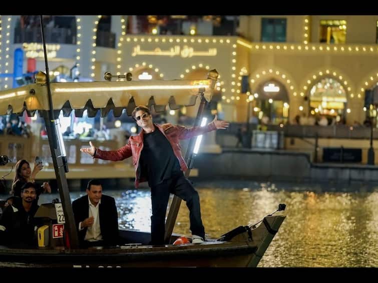 Shah Rukh Khan Charms With His Signature Pose As Burj Khalifa Lights Up Ahead Of 'Dunki' Release, WATCH Shah Rukh Khan Charms With His Signature Pose As Burj Khalifa Lights Up Ahead Of 'Dunki' Release, WATCH