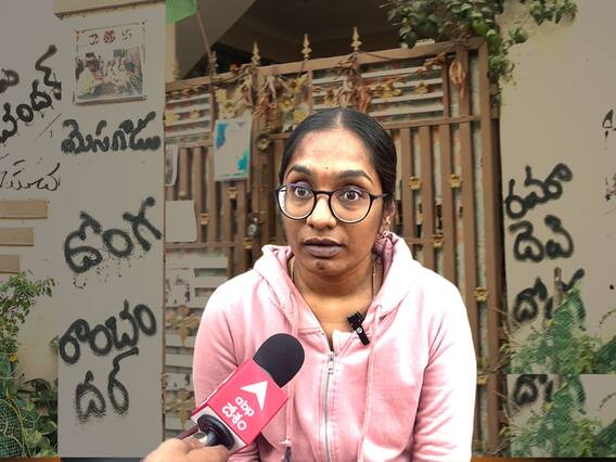 భర్త ఇంటి ముందు వినూత్న ఆందోళనకు దిగిన భార్య, కారణాలేంటి..?