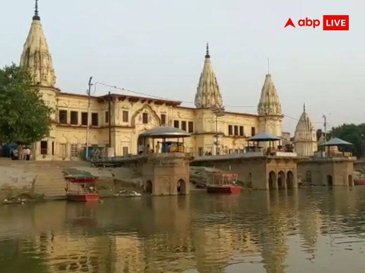 प्राचीनकाल से अयोध्या नगरी का धार्मिक महत्व रहा है. स्कंद पुराण में तो अयोध्या को ब्रह्मा, विष्णु और शंकर का पवित्र स्थल कहा गया है. मान्यता है कि अयोध्या नगरी श्रीहरि के सुदर्शन चक्र पर बसी है. वाल्मीकि ने भी अयोध्या को पवित्र नगरी कहा है. वहीं अयोध्या को अथर्ववेद में देवताओं का स्वर्ग बताया गया है.