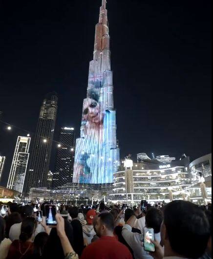 துபாயில் உள்ள புர்ஜ் கலிஃபாவில் ஷாருக்கானின் டங்கி ட்ரெய்லர் திரையிடப்பட்டது.