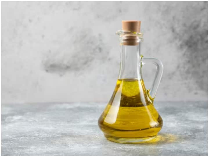 भारत में काफी इस्तेमाल: भारत में सरसों का तेल स्किन, बालों और खाने के लिए इस्तेमाल किया जाता है. साथ ही बताया जाता है कि इसमें काफी पोषक तत्व होते हैं, जिस वजह से खाने में सरसों के तेल का ही इस्तेमाल करना चाहिए.