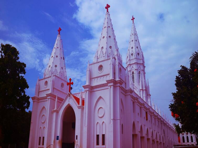 Christmas 2023 Thirukattupalli Poondi Madha Basilica Thanjavur News- TNN பசும்சோலைகள் மத்தியில் வானுயர்ந்து பக்தர்களின் வேண்டுதலை நிறைவேற்றும் பூண்டி மாதா பசிலிக்கா