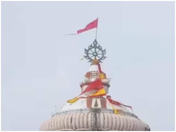 Jagannath Temple Flag truth temple flag flows in the opposite direction of wind know all mystery हवा के विपरीत लहराता है जगन्नाथ मंदिर पर लगा झंडा! हर रोज किया जाता है ये काम
