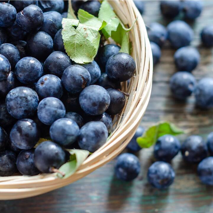 બેરી-બ્લુબેરી, સ્ટ્રોબેરી, બેરી જેવા ફળો વૃદ્ધત્વ વિરોધી છે. આ ફળોમાં વિટામિન A, C અને ઘણા પ્રકારના એન્ટીઓક્સીડેન્ટ જોવા મળે છે. આમાં જોવા મળતા એન્થોકયાનિન નામના એન્ટીઓક્સીડેન્ટ અદ્ભુત રીતે અસરકારક છે. તે ત્વચા અને ચેતાને નુકસાન થવા દેતું નથી.