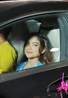 Manisha Rani Photos: नई मर्सिडीज गाड़ी में माता वैष्णो के दरबार पहुंचीं मनीषा रानी, सादगी भरे अंदाज में फिर जीता फैंस का दिल