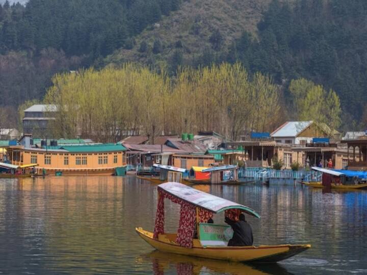 IRCTC Kashmir Tour: धरती का जन्नत कहे जाने वाले कश्मीर घूमने का प्लान बना रहे हैं तो आईआरसीटीसी आपके लिए शानदार टूर पैकेज लेकर आया है.