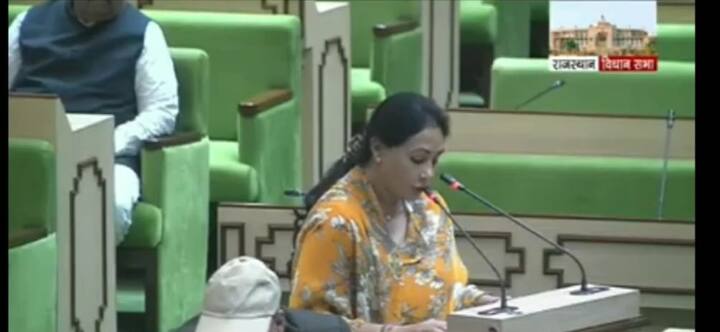 जयपुर की विद्याधर नगर सीट से विधायकर चुनकर आईं दीया कुमारी ने भी आज विधायक की शपथ ली.