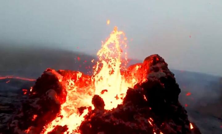 জানা গিয়েছে, আইসল্যান্ডের Fagradalsfjal আগ্নেয়গিরি থেকেও গত ২৫ অক্টোবর থেকে অগ্ন্যুৎপাত শুরু হয়েছে। কয়েক ঘণ্টার মধ্যে ১০০০ বার কম্পন অনুভূত হয় সেখানে, একটির তীব্রতা ছিল ৩.৯, অন্যটির ৪.৫।  ছবি: ভিডিও ফুটেজ থেকে সংগৃহীত।