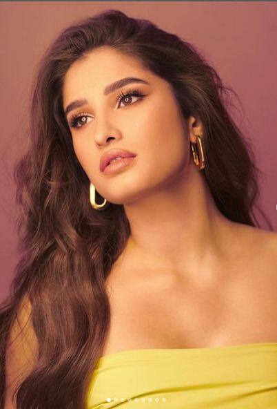 ਹਾਲ ਹੀ 'ਚ ਰਾਸ਼ਾ ਥਡਾਨੀ ਨੇ ਸੋਸ਼ਲ ਮੀਡੀਆ 'ਤੇ ਆਪਣੇ ਤਾਜ਼ਾ ਹੌਟ ਫੋਟੋਸ਼ੂਟ ਦੀਆਂ ਤਸਵੀਰਾਂ ਸ਼ੇਅਰ ਕਰਕੇ ਲੋਕਾਂ ਨੂੰ ਆਪਣੀ ਖੂਬਸੂਰਤੀ ਦਾ ਕਾਇਲ ਕੀਤਾ ਹੈ। ਹਾਲ ਹੀ 'ਚ ਉਸ ਨੇ ਆਪਣੀਆਂ ਕੁਝ ਤਸਵੀਰਾਂ ਅਪਲੋਡ ਕਰਕੇ ਆਪਣੇ ਪ੍ਰਸ਼ੰਸਕਾਂ ਨੂੰ ਦੀਵਾਨਾ ਬਣਾ ਦਿੱਤਾ ਹੈ। ਦੇਖੋ ਰਾਸ਼ਾ ਥਡਾਨੀ ਦਾ ਹੋਸ਼ ਉੱਡਾ ਦੇਣ ਵਾਲਾ ਅੰਦਾਜ਼...