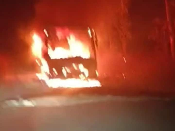 Bijapur Naxals Two buses set on fire after deboarding passengers in Chhattisgarh ANN Chhattisgarh: छत्तीसगढ़ में नक्सलियों का तांडव, यात्रियों को उतारकर दो बसों में लगाई आग