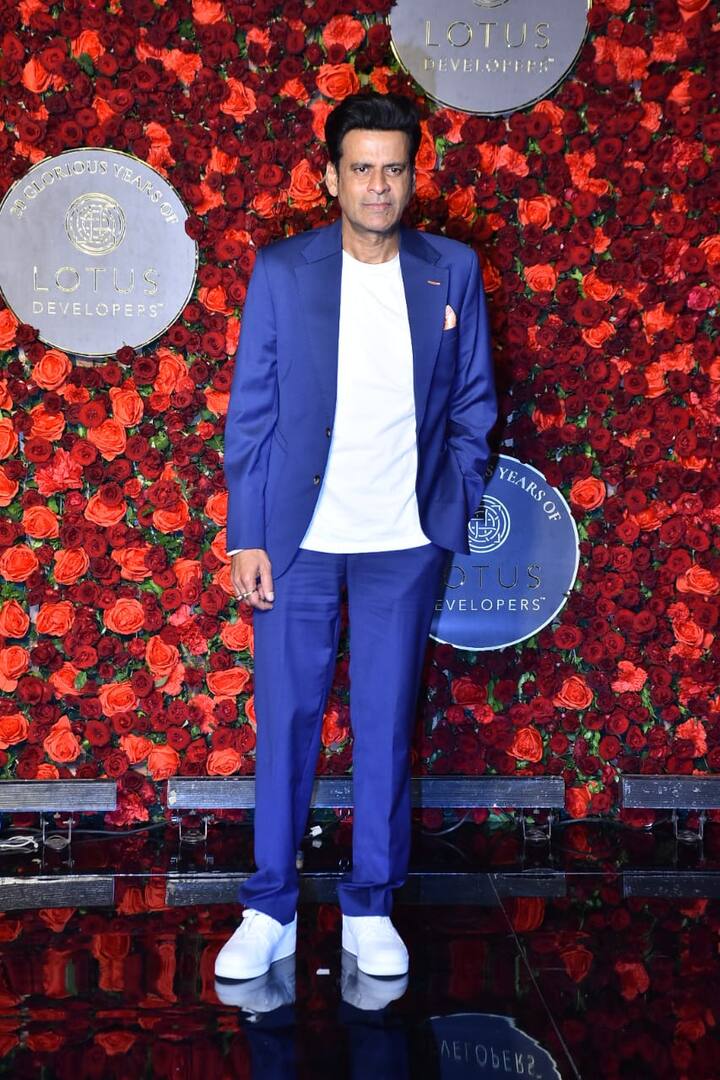 फिल्म मेकर की बर्थडे पार्टी में मोनज बाजपेयी भी सूट-बूट में पहुंचे. उन्होंने इस मौके पर ब्लू ब्लेजर के साथ ब्लू पैंट पहना और इसे व्हाइट शर्ट के साथ पेयर किया.