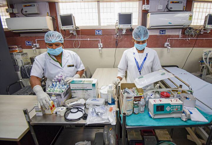 করোনার নতুন উপপ্রজাতি JN.1-এর হঠাৎ বাড়বাড়ন্ত নিয়ে বুধবার সব রাজ্য ও কেন্দ্রশাসিত অঞ্চলের প্রতিনিধিদের সঙ্গে ভার্চুয়াল বৈঠক করেন কেন্দ্রীয় স্বাস্থ্যমন্ত্রী।