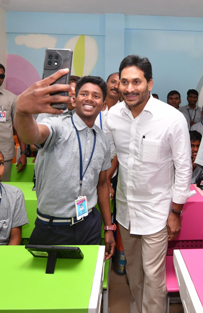 CM Jagan : ట్యాబుల ప్రతి విద్యార్థికి రూ. 33వేల లబ్ది  -  ఎప్పట్లాగే ప్రభుత్వ కార్యక్రమంలో విపక్షాలపై రాజకీయ విమర్శలు !