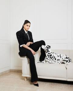 Sharvari Wagh Photo: બ્લેક પેન્ટ સૂટમાં શર્વરી વાઘનો જોવા મળ્યો બોસી લુક