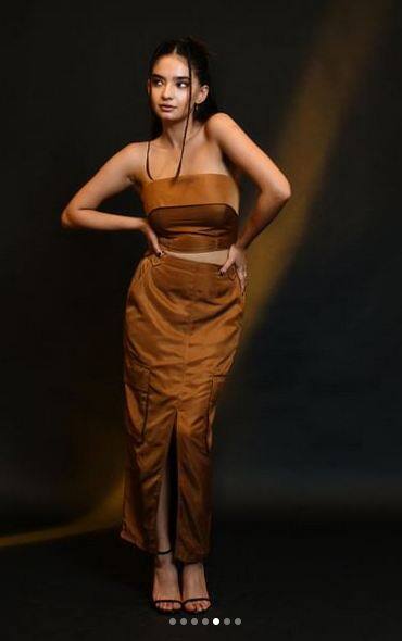 ਅਨੁਸ਼ਕਾ ਸੇਨ ਇਸ ਦੌਰਾਨ ਕਾਫੀ ਖੂਬਸੂਰਤ ਹੇਅਰਸਟਾਈਲ 'ਚ ਨਜ਼ਰ ਆ ਰਹੀ ਹੈ ਅਤੇ ਉਨ੍ਹਾਂ ਦੀ ਡਰੈੱਸ ਵੀ ਕਾਫੀ ਰਿਵੀਲਿੰਗ ਹੈ। ਇਨ੍ਹਾਂ ਤਸਵੀਰਾਂ ਦੌਰਾਨ ਅਨੁਸ਼ਕਾ ਸੇਨ ਆਪਣੇ ਪਰਫੈਕਟ ਫਿਗਰ ਦਾ ਜਲਵਾ ਬਿਖੇਰਦੀ ਨਜ਼ਰ ਆਈ।