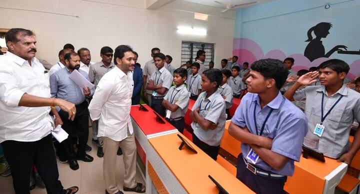 విద్యార్థులతో ముచ్చటించిన సీఎం