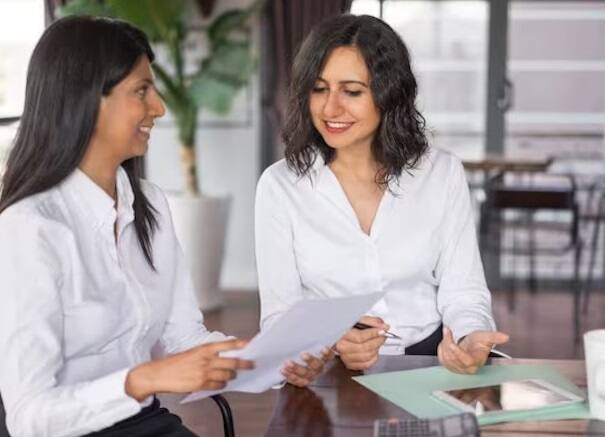 કોઈપણ ઈન્ટરવ્યૂમાં ઉમેદવારને માત્ર તેના બાયોડેટા અને કૌશલ્યોના આધારે નક્કી કરવામાં આવતો નથી. આ દરમિયાન, ઇન્ટરવ્યુઅર ઉમેદવારના વ્યક્તિત્વને દરેક પાસાઓથી તપાસે છે. તેથી ઈન્ટરવ્યૂ આપતી વખતે હસતા રહો અને દરેક પ્રશ્નનો હકારાત્મક અભિગમ સાથે જવાબ આપો. આનાથી ઇન્ટરવ્યૂ લેનાર પર સારી છાપ પડશે અને તે ચોક્કસપણે તમને નોકરી આપવાનું વિચારશે.