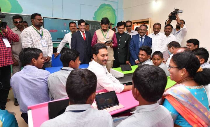 విద్యార్థులు, ఉపాధ్యాయులతో సీఎం సరదా ముచ్చట్లు