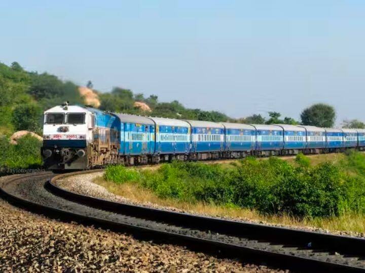 भारतीय रेलवे के कुछ नियम होते हैं. जिनके तहत ट्रेनों में तय संख्या में डिब्बे लगाए जाते हैं. भारत में पैसेंजर ट्रेन में 24 डिब्बे होते हैं. लेकिन क्या आपने सोचा है 24 डिब्बे ही क्यों होते हैं 25 या उससे ज्यादा क्यों नहीं होते?