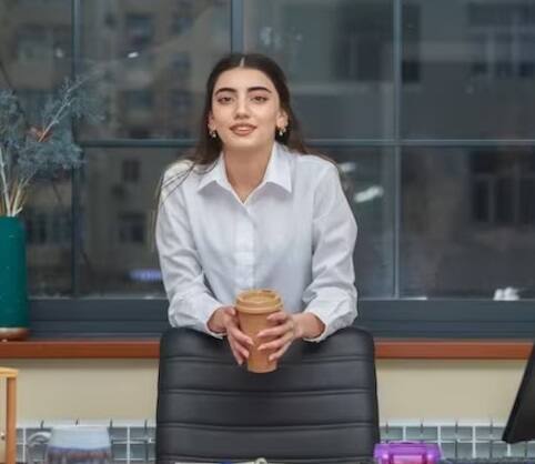 બિઝનેસ ઍનલિટિક્સના ક્ષેત્રમાં કારકિર્દી બનાવવા માટે BBA અથવા MBA કરવું જરૂરી નથી. આ માટે બિઝનેસની સમજ વધારે જરૂરી છે. કંપનીઓ એવા પ્રોફેશનલ્સને હાયર કરી રહી છે જેઓ બિઝનેસ નિર્ણયો લેવામાં મદદ કરી શકે અને મોટા ડેટાસેટ્સનું વિશ્લેષણ પણ કરી શકે. આ ઉપરાંત ડિજિટલ માર્કેટિંગ કોર્સની પણ ખૂબ જ માંગ હતી