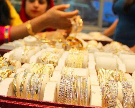 How to Identify Real Gold: ਤੁਸੀਂ ਪਾਣੀ ਦੀ ਮਦਦ ਨਾਲ ਅਸਲੀ ਤੇ ਨਕਲੀ ਸੋਨੇ ਦੀ ਆਸਾਨੀ ਨਾਲ ਪਛਾਣ ਕਰ ਸਕਦੇ ਹੋ। ਅਸਲੀ ਸੋਨਾ ਪਾਣੀ ਵਿੱਚ ਪਾਉਣ 'ਤੇ ਤੁਰੰਤ ਡੁੱਬ ਜਾਂਦਾ ਹੈ। ਜਦਕਿ ਨਕਲੀ ਸੋਨਾ ਪਾਣੀ ਦੀ ਸਤ੍ਹਾ 'ਤੇ ਤੈਰਦਾ ਹੈ।