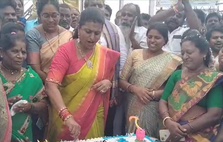 సీఎం జగన్ పుట్టినరోజు సందర్భంగా కేక్ కట్ చేసిన మంత్రి రోజా