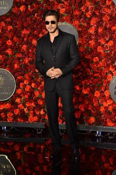 Pics: 'डंकी' की रिलीज के बाद सामने आई Shah Rukh Khan की पहली फोटो, ऑल ब्लैक लुक में जीता फैंस का दिल