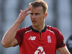 पिच से दूर होने के लिए कहा तो अंपायर की ओर ही दौड़ पड़ा RCB का ये गेंदबाज, लग गया 4 मैचों का बैन