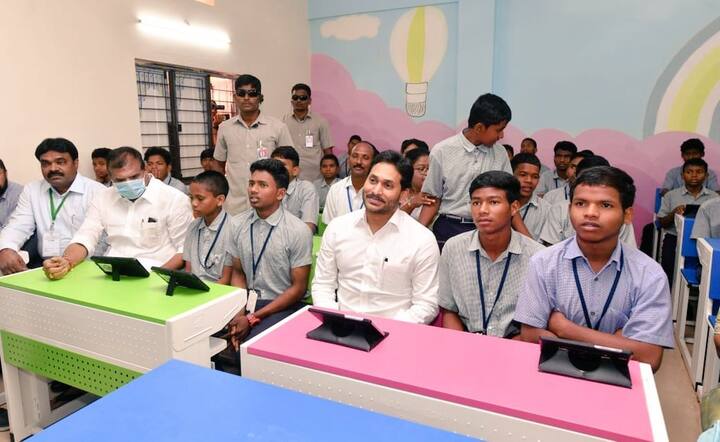 విద్యార్థులతో కలిసి డిజిటల్ తరగతులు పరిశీలించిన సీఎం జగన్