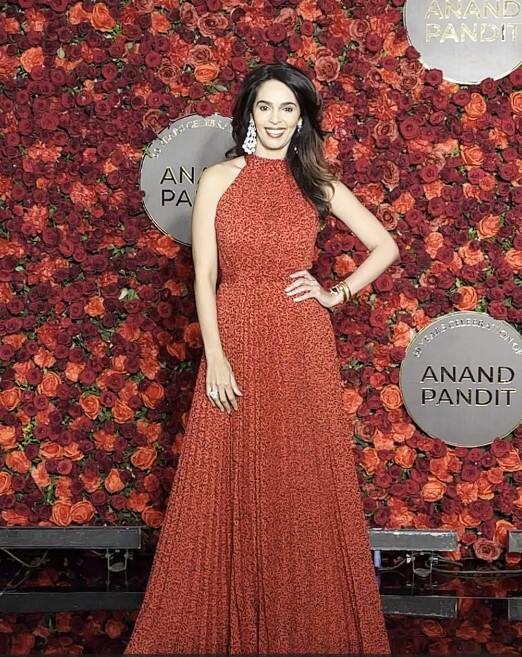 इस ग्रैंड बर्थडे पार्टी में मल्लाइका शेरावत भी पहुंची. रेड कलर के गाउन में एक्ट्रेस बेहद ग्लैमरस दिखीं.