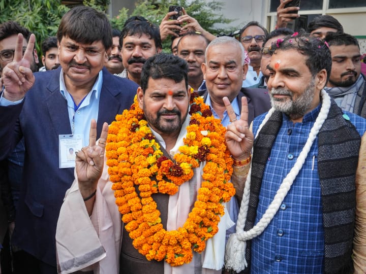 संजय सिंह के अध्यक्ष बनते ही साक्षी मलिक ने छोड़ी कुश्ती, WFI चुनाव में बृजभूषण शरण सिंह के खेमे ने कितने पद जीते? Sakshi Malik Quits Wrestling As Sanjay Singh Becomes WFI President How Many Posts Brij Bhushan Camp Win संजय सिंह के अध्यक्ष बनते ही साक्षी मलिक ने छोड़ी कुश्ती, WFI चुनाव में बृजभूषण शरण सिंह के खेमे ने कितने पद जीते?