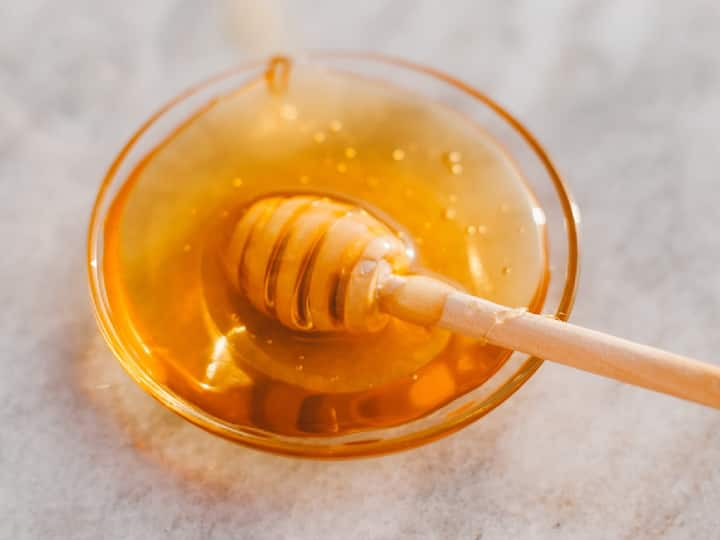 Benefits of Honey : मध हे अनेक समस्यांवर औषधाचे काम करते. चला तर मग जाणून घेऊया नियमितपणे मध खाल्ल्यास कोणते फायदे होतात.