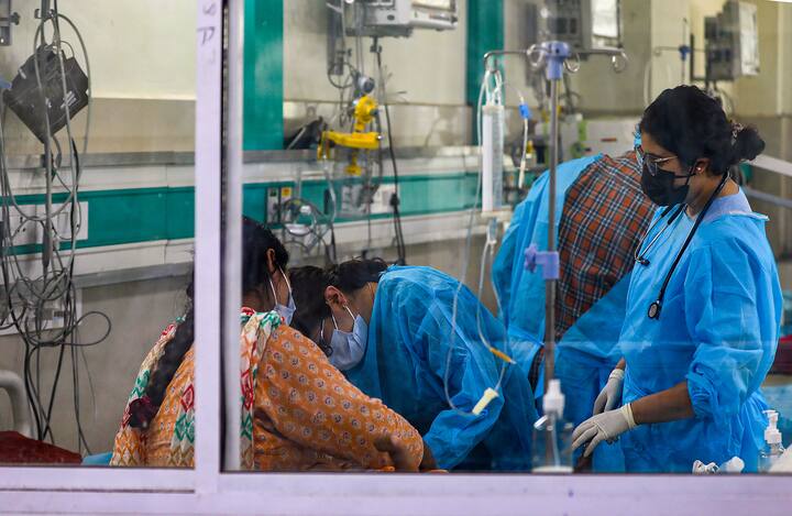 এই পরিস্থিতিতে আগাম সতর্কতামূলক ব্যবস্থা হিসাবে একাধিক পদক্ষেপ নিচ্ছে রাজ্য সরকারও।