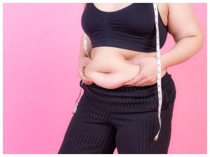 सर्दियों में हमारा मेटाबॉलिज्म यानी चयापचय क्रिया धीमी पड़ जाना भी एक कारण है कि हम अधिक कैलोरी ले लेते हैं.