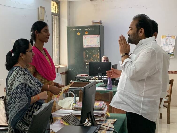 Nellore rural mla kotamreddy campaign in govt offices differently ahead of assembly elections Kotamreddy News: ఎమ్మెల్యే కోటంరెడ్డి రూటే సెపరేటు! ప్రభుత్వ ఆఫీసుల్లో కూడా ప్రచారం